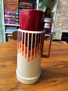 Thermos vintage 70s King-Seeley 1 L Burgandy model 2505 with glass liner.